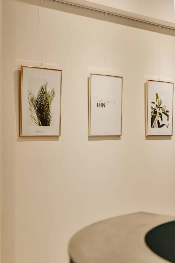 보타니컬 아트가 있는 미니멀 오피스 라운지